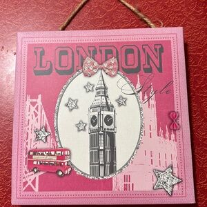 London sign !  The pink bow has sparkles on it. Cute!